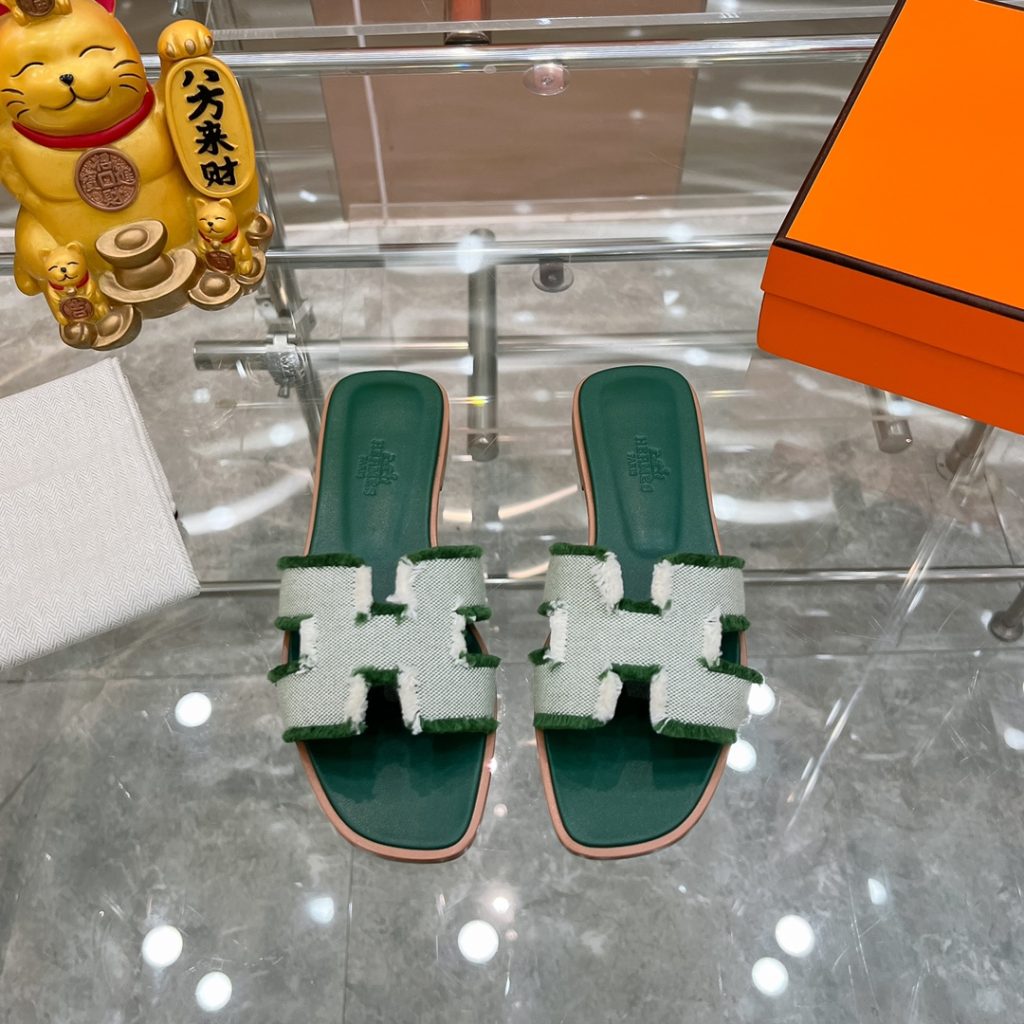 图片[2]-2023HERMES 纯进口意大利 Epsom皮 Oran凉鞋 最新配色，上脚更舒适，H有历史代表作品，永恒经典款H凉拖，居家出行两不误，此鞋款是您衣柜的点睛之笔，上脚颜值超高💃🏻💃🏻💃🏻鞋面材质💗：纯进口牛皮牛里鞋中底 💖: 纯进口牛皮包中底鞋底材质💗：零裂缝真皮中大底👑👑👑码数 💗：35-40全码(34 41 42定做不退不换)-newbee