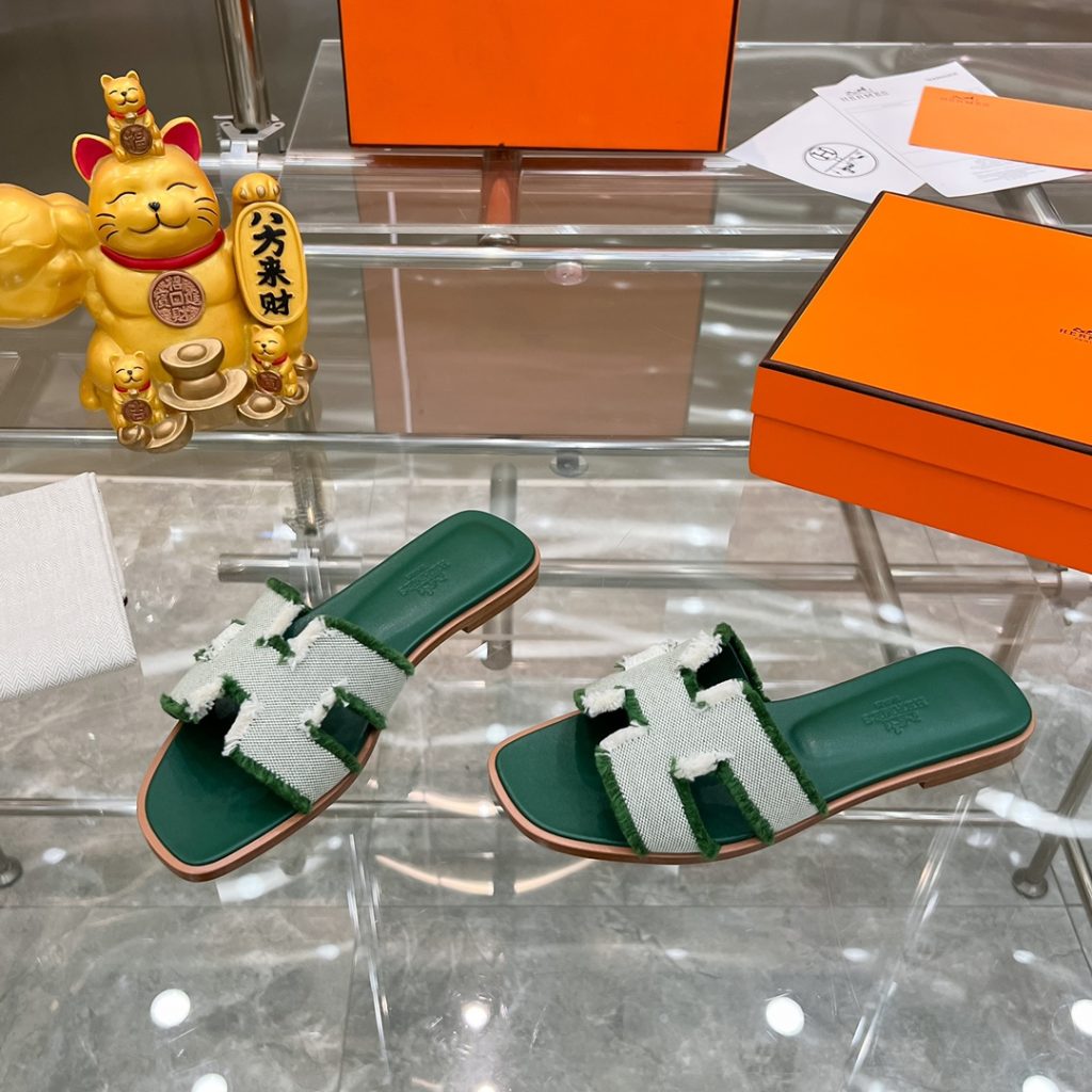 图片[3]-2023HERMES 纯进口意大利 Epsom皮 Oran凉鞋 最新配色，上脚更舒适，H有历史代表作品，永恒经典款H凉拖，居家出行两不误，此鞋款是您衣柜的点睛之笔，上脚颜值超高💃🏻💃🏻💃🏻鞋面材质💗：纯进口牛皮牛里鞋中底 💖: 纯进口牛皮包中底鞋底材质💗：零裂缝真皮中大底👑👑👑码数 💗：35-40全码(34 41 42定做不退不换)-newbee