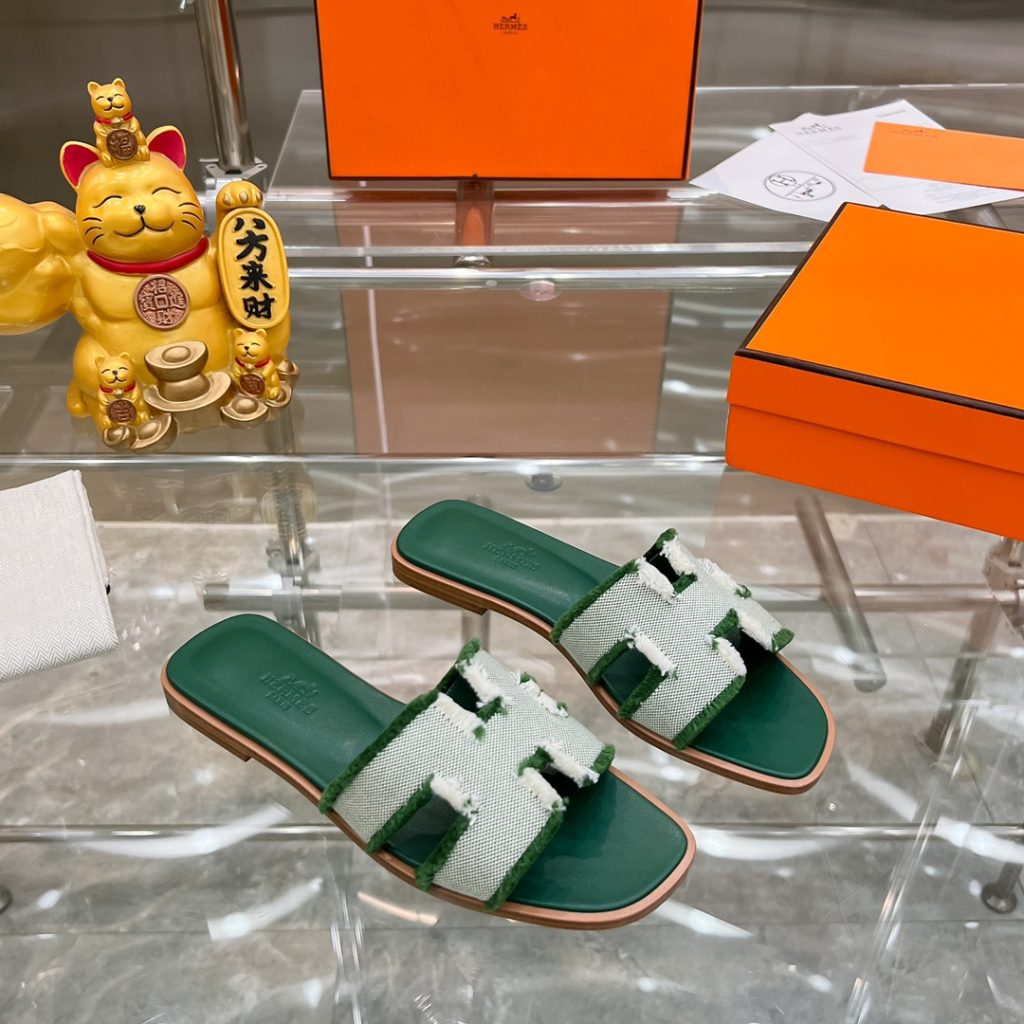 图片[4]-2023HERMES 纯进口意大利 Epsom皮 Oran凉鞋 最新配色，上脚更舒适，H有历史代表作品，永恒经典款H凉拖，居家出行两不误，此鞋款是您衣柜的点睛之笔，上脚颜值超高💃🏻💃🏻💃🏻鞋面材质💗：纯进口牛皮牛里鞋中底 💖: 纯进口牛皮包中底鞋底材质💗：零裂缝真皮中大底👑👑👑码数 💗：35-40全码(34 41 42定做不退不换)-newbee