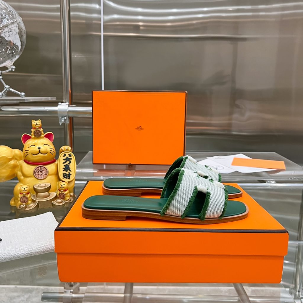 图片[5]-2023HERMES 纯进口意大利 Epsom皮 Oran凉鞋 最新配色，上脚更舒适，H有历史代表作品，永恒经典款H凉拖，居家出行两不误，此鞋款是您衣柜的点睛之笔，上脚颜值超高💃🏻💃🏻💃🏻鞋面材质💗：纯进口牛皮牛里鞋中底 💖: 纯进口牛皮包中底鞋底材质💗：零裂缝真皮中大底👑👑👑码数 💗：35-40全码(34 41 42定做不退不换)-newbee