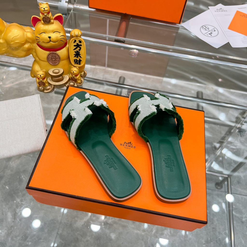 图片[6]-2023HERMES 纯进口意大利 Epsom皮 Oran凉鞋 最新配色，上脚更舒适，H有历史代表作品，永恒经典款H凉拖，居家出行两不误，此鞋款是您衣柜的点睛之笔，上脚颜值超高💃🏻💃🏻💃🏻鞋面材质💗：纯进口牛皮牛里鞋中底 💖: 纯进口牛皮包中底鞋底材质💗：零裂缝真皮中大底👑👑👑码数 💗：35-40全码(34 41 42定做不退不换)-newbee