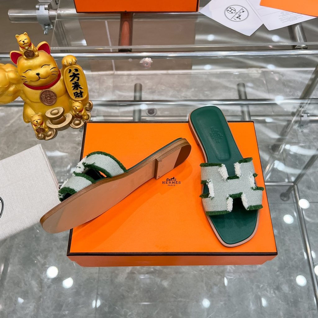 图片[7]-2023HERMES 纯进口意大利 Epsom皮 Oran凉鞋 最新配色，上脚更舒适，H有历史代表作品，永恒经典款H凉拖，居家出行两不误，此鞋款是您衣柜的点睛之笔，上脚颜值超高💃🏻💃🏻💃🏻鞋面材质💗：纯进口牛皮牛里鞋中底 💖: 纯进口牛皮包中底鞋底材质💗：零裂缝真皮中大底👑👑👑码数 💗：35-40全码(34 41 42定做不退不换)-newbee