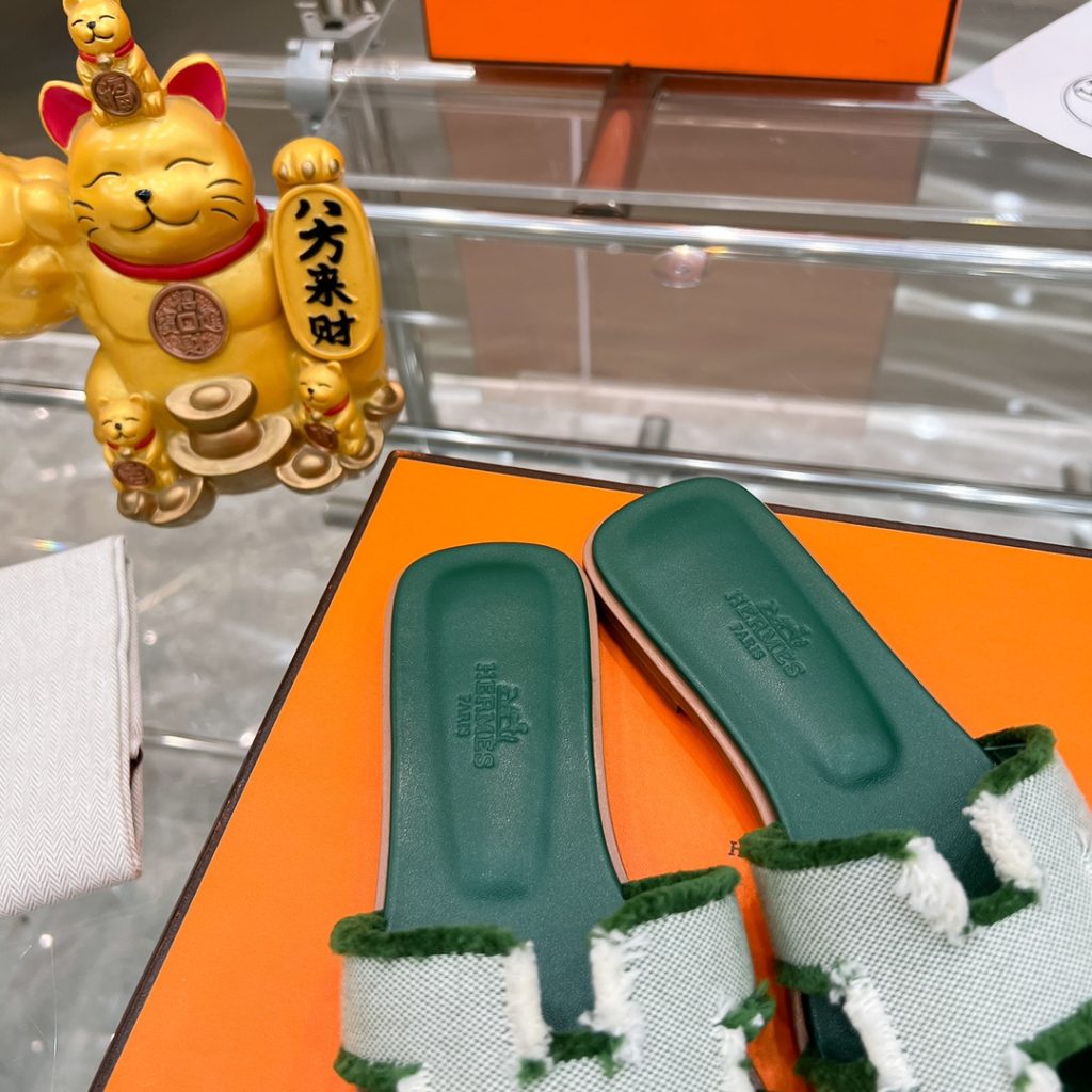 图片[8]-2023HERMES 纯进口意大利 Epsom皮 Oran凉鞋 最新配色，上脚更舒适，H有历史代表作品，永恒经典款H凉拖，居家出行两不误，此鞋款是您衣柜的点睛之笔，上脚颜值超高💃🏻💃🏻💃🏻鞋面材质💗：纯进口牛皮牛里鞋中底 💖: 纯进口牛皮包中底鞋底材质💗：零裂缝真皮中大底👑👑👑码数 💗：35-40全码(34 41 42定做不退不换)-newbee