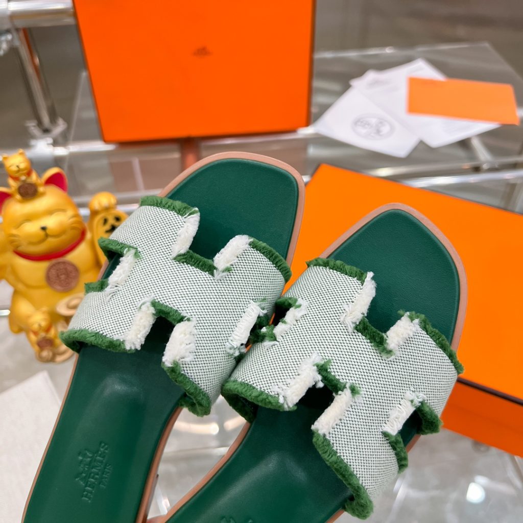 图片[9]-2023HERMES 纯进口意大利 Epsom皮 Oran凉鞋 最新配色，上脚更舒适，H有历史代表作品，永恒经典款H凉拖，居家出行两不误，此鞋款是您衣柜的点睛之笔，上脚颜值超高💃🏻💃🏻💃🏻鞋面材质💗：纯进口牛皮牛里鞋中底 💖: 纯进口牛皮包中底鞋底材质💗：零裂缝真皮中大底👑👑👑码数 💗：35-40全码(34 41 42定做不退不换)-newbee