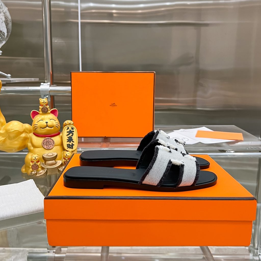 图片[2]-2023HERMES 纯进口意大利 Epsom皮 Oran凉鞋 最新配色，上脚更舒适，H有历史代表作品，永恒经典款H凉拖，居家出行两不误，此鞋款是您衣柜的点睛之笔，上脚颜值超高💃🏻💃🏻💃🏻鞋面材质💗：纯进口牛皮牛里（纯手工缝制）鞋中底 💖: 纯进口牛皮包中底鞋底材质💗：零裂缝真皮中大底👑👑👑码数 💗：35-40全码-newbee