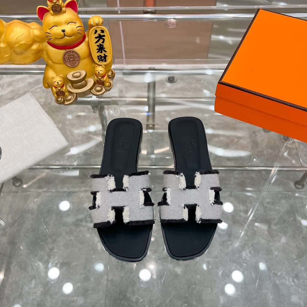 2023HERMES 纯进口意大利 Epsom皮 Oran凉鞋 最新配色，上脚更舒适，H有历史代表作品，永恒经典款H凉拖，居家出行两不误，此鞋款是您衣柜的点睛之笔，上脚颜值超高💃🏻💃🏻💃🏻鞋面材质💗：纯进口牛皮牛里（纯手工缝制）鞋中底 💖: 纯进口牛皮包中底鞋底材质💗：零裂缝真皮中大底👑👑👑码数 💗：35-40全码-newbee
