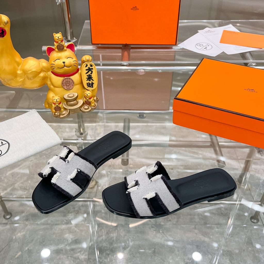 图片[3]-2023HERMES 纯进口意大利 Epsom皮 Oran凉鞋 最新配色，上脚更舒适，H有历史代表作品，永恒经典款H凉拖，居家出行两不误，此鞋款是您衣柜的点睛之笔，上脚颜值超高💃🏻💃🏻💃🏻鞋面材质💗：纯进口牛皮牛里（纯手工缝制）鞋中底 💖: 纯进口牛皮包中底鞋底材质💗：零裂缝真皮中大底👑👑👑码数 💗：35-40全码-newbee