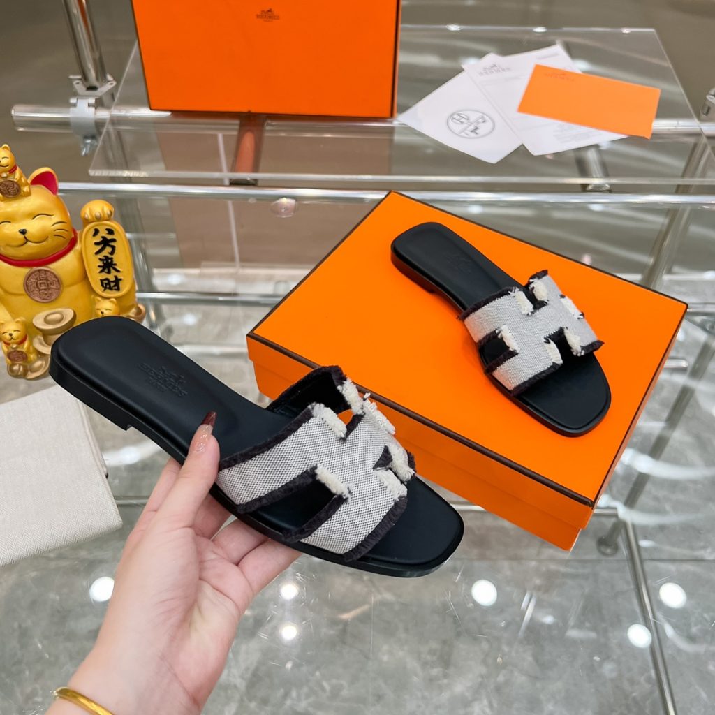 图片[4]-2023HERMES 纯进口意大利 Epsom皮 Oran凉鞋 最新配色，上脚更舒适，H有历史代表作品，永恒经典款H凉拖，居家出行两不误，此鞋款是您衣柜的点睛之笔，上脚颜值超高💃🏻💃🏻💃🏻鞋面材质💗：纯进口牛皮牛里（纯手工缝制）鞋中底 💖: 纯进口牛皮包中底鞋底材质💗：零裂缝真皮中大底👑👑👑码数 💗：35-40全码-newbee