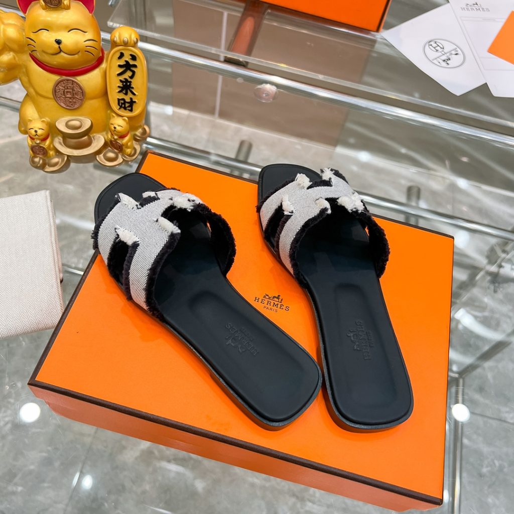 图片[5]-2023HERMES 纯进口意大利 Epsom皮 Oran凉鞋 最新配色，上脚更舒适，H有历史代表作品，永恒经典款H凉拖，居家出行两不误，此鞋款是您衣柜的点睛之笔，上脚颜值超高💃🏻💃🏻💃🏻鞋面材质💗：纯进口牛皮牛里（纯手工缝制）鞋中底 💖: 纯进口牛皮包中底鞋底材质💗：零裂缝真皮中大底👑👑👑码数 💗：35-40全码-newbee