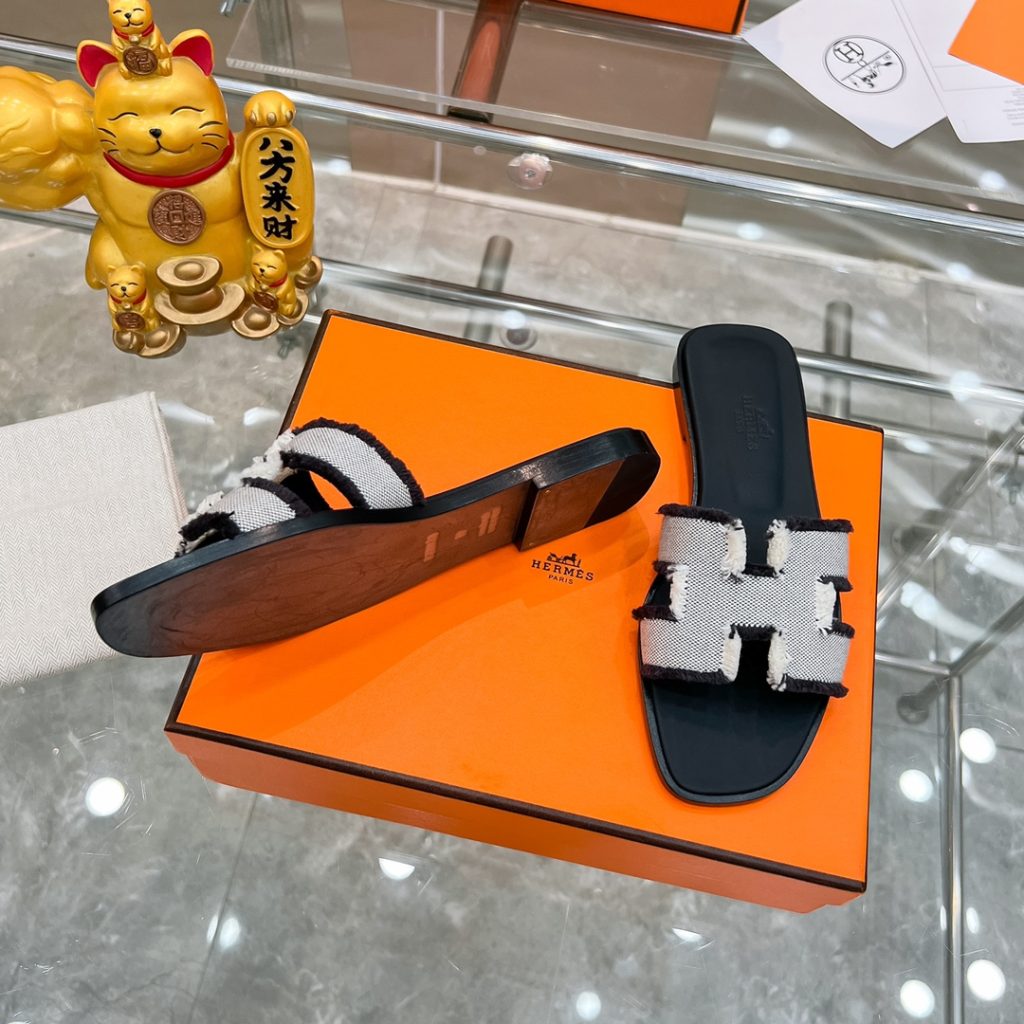 图片[6]-2023HERMES 纯进口意大利 Epsom皮 Oran凉鞋 最新配色，上脚更舒适，H有历史代表作品，永恒经典款H凉拖，居家出行两不误，此鞋款是您衣柜的点睛之笔，上脚颜值超高💃🏻💃🏻💃🏻鞋面材质💗：纯进口牛皮牛里（纯手工缝制）鞋中底 💖: 纯进口牛皮包中底鞋底材质💗：零裂缝真皮中大底👑👑👑码数 💗：35-40全码-newbee