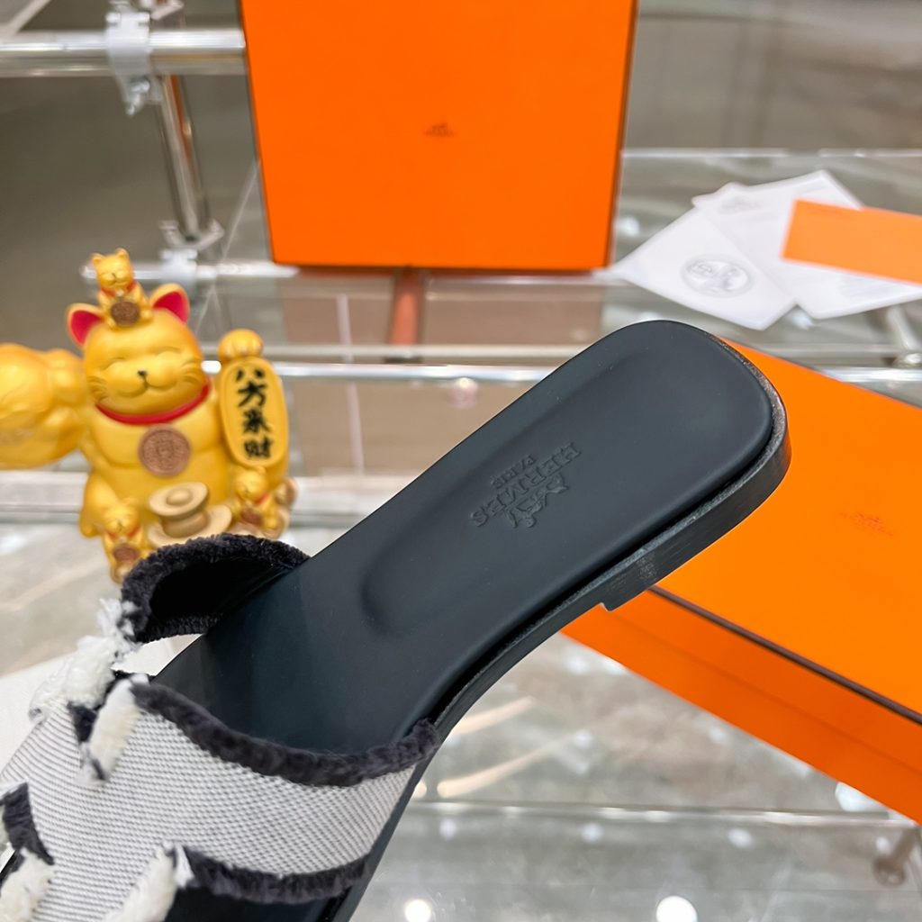 图片[7]-2023HERMES 纯进口意大利 Epsom皮 Oran凉鞋 最新配色，上脚更舒适，H有历史代表作品，永恒经典款H凉拖，居家出行两不误，此鞋款是您衣柜的点睛之笔，上脚颜值超高💃🏻💃🏻💃🏻鞋面材质💗：纯进口牛皮牛里（纯手工缝制）鞋中底 💖: 纯进口牛皮包中底鞋底材质💗：零裂缝真皮中大底👑👑👑码数 💗：35-40全码-newbee