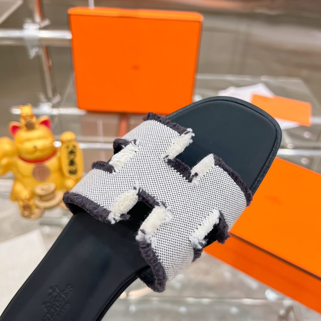 图片[8]-2023HERMES 纯进口意大利 Epsom皮 Oran凉鞋 最新配色，上脚更舒适，H有历史代表作品，永恒经典款H凉拖，居家出行两不误，此鞋款是您衣柜的点睛之笔，上脚颜值超高💃🏻💃🏻💃🏻鞋面材质💗：纯进口牛皮牛里（纯手工缝制）鞋中底 💖: 纯进口牛皮包中底鞋底材质💗：零裂缝真皮中大底👑👑👑码数 💗：35-40全码-newbee