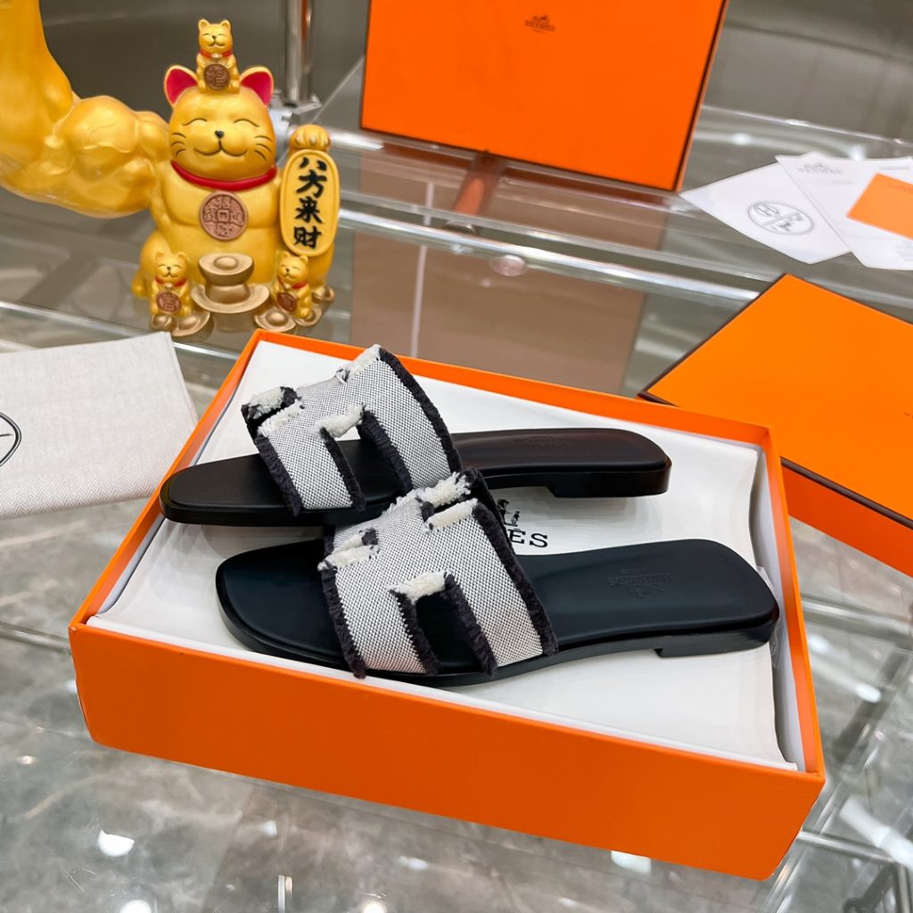 图片[9]-2023HERMES 纯进口意大利 Epsom皮 Oran凉鞋 最新配色，上脚更舒适，H有历史代表作品，永恒经典款H凉拖，居家出行两不误，此鞋款是您衣柜的点睛之笔，上脚颜值超高💃🏻💃🏻💃🏻鞋面材质💗：纯进口牛皮牛里（纯手工缝制）鞋中底 💖: 纯进口牛皮包中底鞋底材质💗：零裂缝真皮中大底👑👑👑码数 💗：35-40全码-newbee