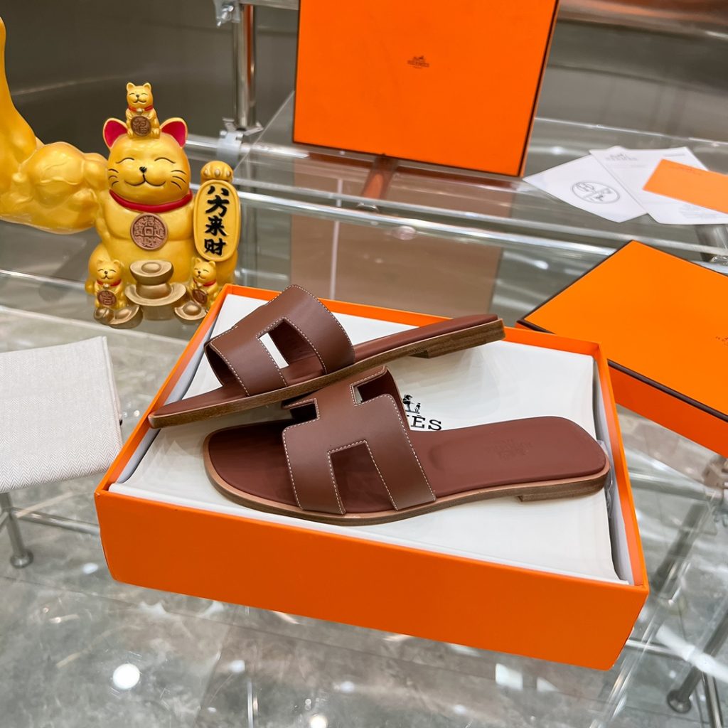 图片[2]-2023HERMES 纯进口意大利 Epsom皮 Oran凉鞋 最新配色，上脚更舒适，H有历史代表作品，永恒经典款H凉拖，居家出行两不误，此鞋款是您衣柜的点睛之笔，上脚颜值超高💃🏻💃🏻💃🏻鞋面材质💗：纯进口牛皮牛里鞋中底 💖: 纯进口牛皮包中底鞋底材质💗：零裂缝真皮中大底👑👑👑码数 💗：35-40全码-newbee