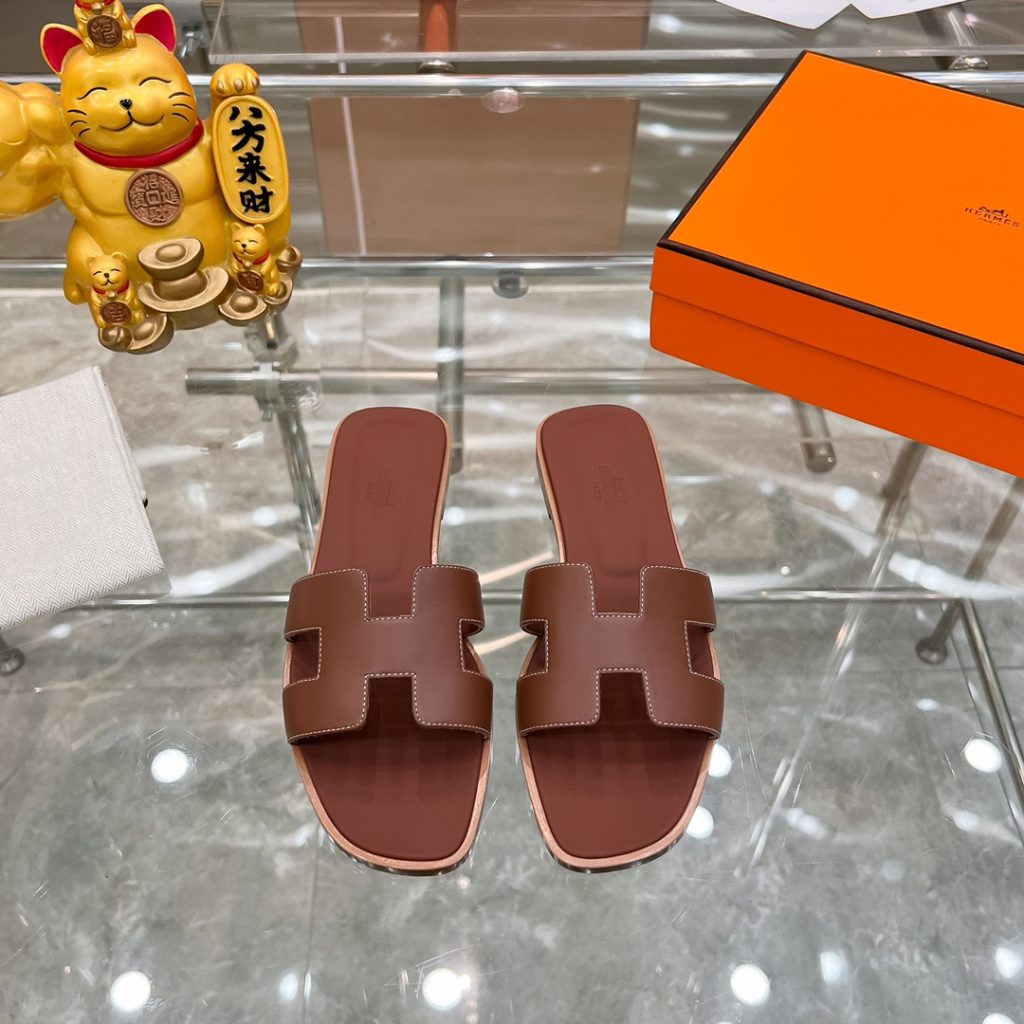 2023HERMES 纯进口意大利 Epsom皮 Oran凉鞋 最新配色，上脚更舒适，H有历史代表作品，永恒经典款H凉拖，居家出行两不误，此鞋款是您衣柜的点睛之笔，上脚颜值超高💃🏻💃🏻💃🏻鞋面材质💗：纯进口牛皮牛里鞋中底 💖: 纯进口牛皮包中底鞋底材质💗：零裂缝真皮中大底👑👑👑码数 💗：35-40全码-newbee