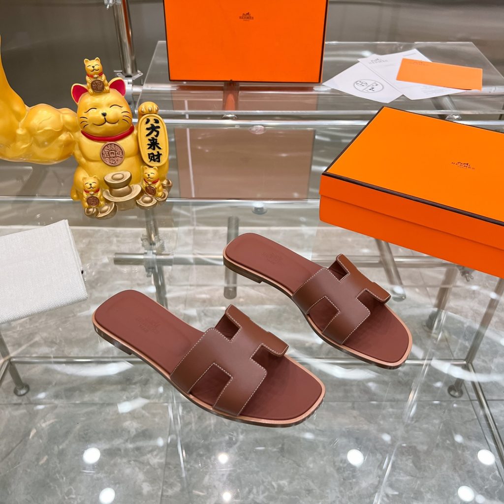 图片[3]-2023HERMES 纯进口意大利 Epsom皮 Oran凉鞋 最新配色，上脚更舒适，H有历史代表作品，永恒经典款H凉拖，居家出行两不误，此鞋款是您衣柜的点睛之笔，上脚颜值超高💃🏻💃🏻💃🏻鞋面材质💗：纯进口牛皮牛里鞋中底 💖: 纯进口牛皮包中底鞋底材质💗：零裂缝真皮中大底👑👑👑码数 💗：35-40全码-newbee