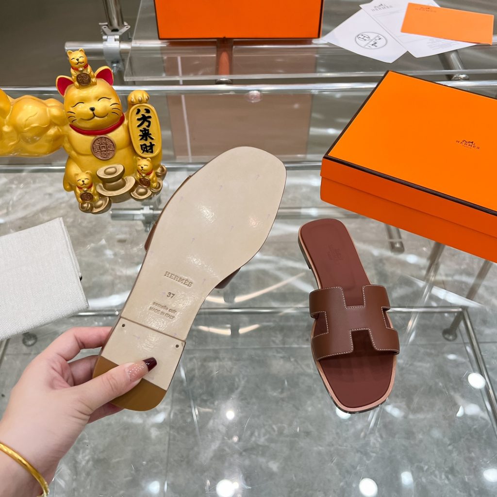 图片[4]-2023HERMES 纯进口意大利 Epsom皮 Oran凉鞋 最新配色，上脚更舒适，H有历史代表作品，永恒经典款H凉拖，居家出行两不误，此鞋款是您衣柜的点睛之笔，上脚颜值超高💃🏻💃🏻💃🏻鞋面材质💗：纯进口牛皮牛里鞋中底 💖: 纯进口牛皮包中底鞋底材质💗：零裂缝真皮中大底👑👑👑码数 💗：35-40全码-newbee