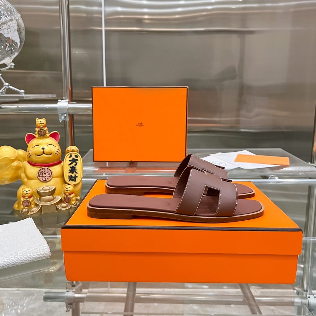 图片[5]-2023HERMES 纯进口意大利 Epsom皮 Oran凉鞋 最新配色，上脚更舒适，H有历史代表作品，永恒经典款H凉拖，居家出行两不误，此鞋款是您衣柜的点睛之笔，上脚颜值超高💃🏻💃🏻💃🏻鞋面材质💗：纯进口牛皮牛里鞋中底 💖: 纯进口牛皮包中底鞋底材质💗：零裂缝真皮中大底👑👑👑码数 💗：35-40全码-newbee