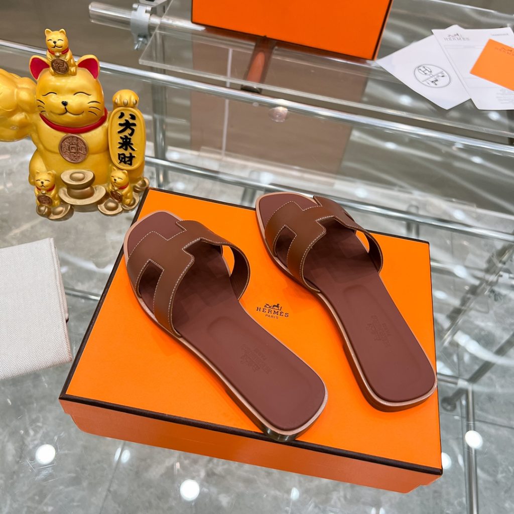 图片[6]-2023HERMES 纯进口意大利 Epsom皮 Oran凉鞋 最新配色，上脚更舒适，H有历史代表作品，永恒经典款H凉拖，居家出行两不误，此鞋款是您衣柜的点睛之笔，上脚颜值超高💃🏻💃🏻💃🏻鞋面材质💗：纯进口牛皮牛里鞋中底 💖: 纯进口牛皮包中底鞋底材质💗：零裂缝真皮中大底👑👑👑码数 💗：35-40全码-newbee