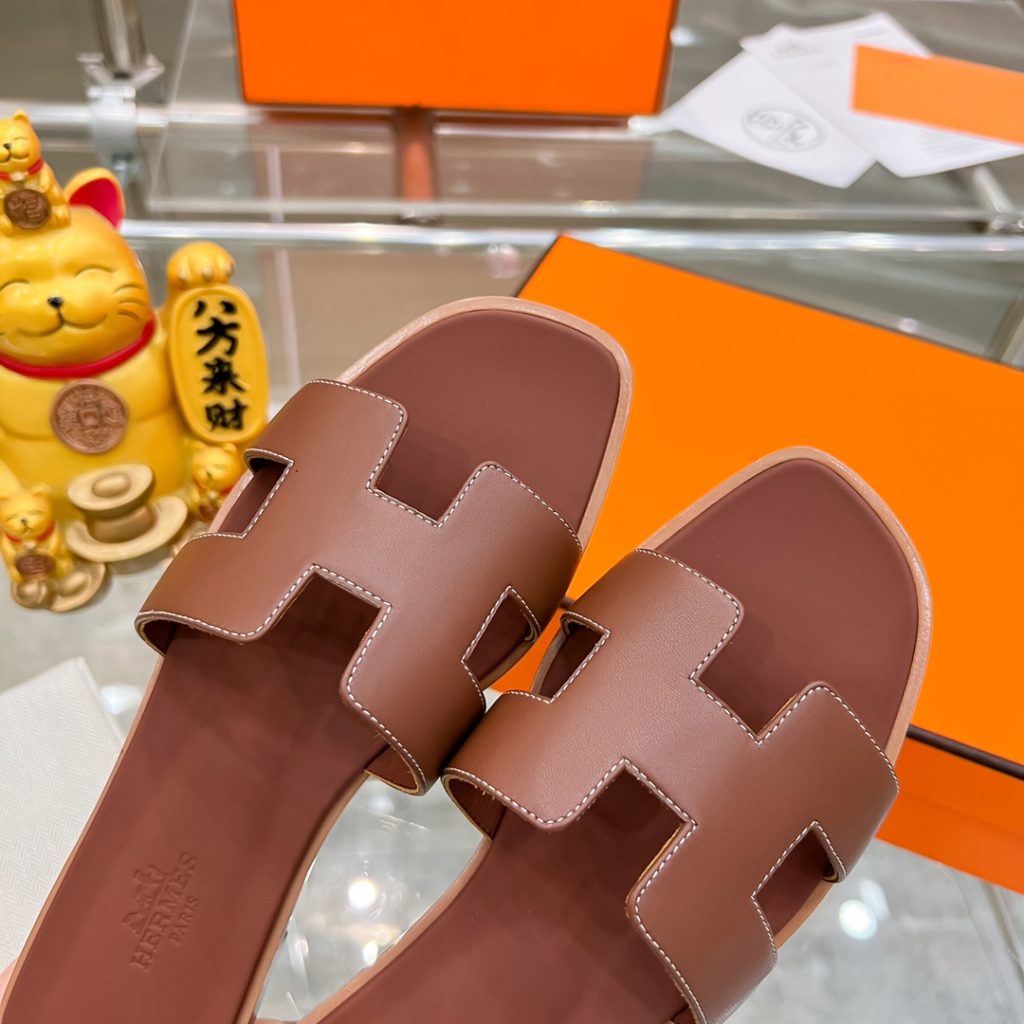 图片[7]-2023HERMES 纯进口意大利 Epsom皮 Oran凉鞋 最新配色，上脚更舒适，H有历史代表作品，永恒经典款H凉拖，居家出行两不误，此鞋款是您衣柜的点睛之笔，上脚颜值超高💃🏻💃🏻💃🏻鞋面材质💗：纯进口牛皮牛里鞋中底 💖: 纯进口牛皮包中底鞋底材质💗：零裂缝真皮中大底👑👑👑码数 💗：35-40全码-newbee