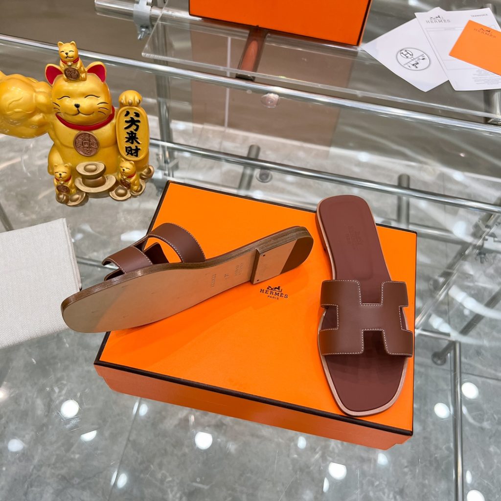 图片[8]-2023HERMES 纯进口意大利 Epsom皮 Oran凉鞋 最新配色，上脚更舒适，H有历史代表作品，永恒经典款H凉拖，居家出行两不误，此鞋款是您衣柜的点睛之笔，上脚颜值超高💃🏻💃🏻💃🏻鞋面材质💗：纯进口牛皮牛里鞋中底 💖: 纯进口牛皮包中底鞋底材质💗：零裂缝真皮中大底👑👑👑码数 💗：35-40全码-newbee
