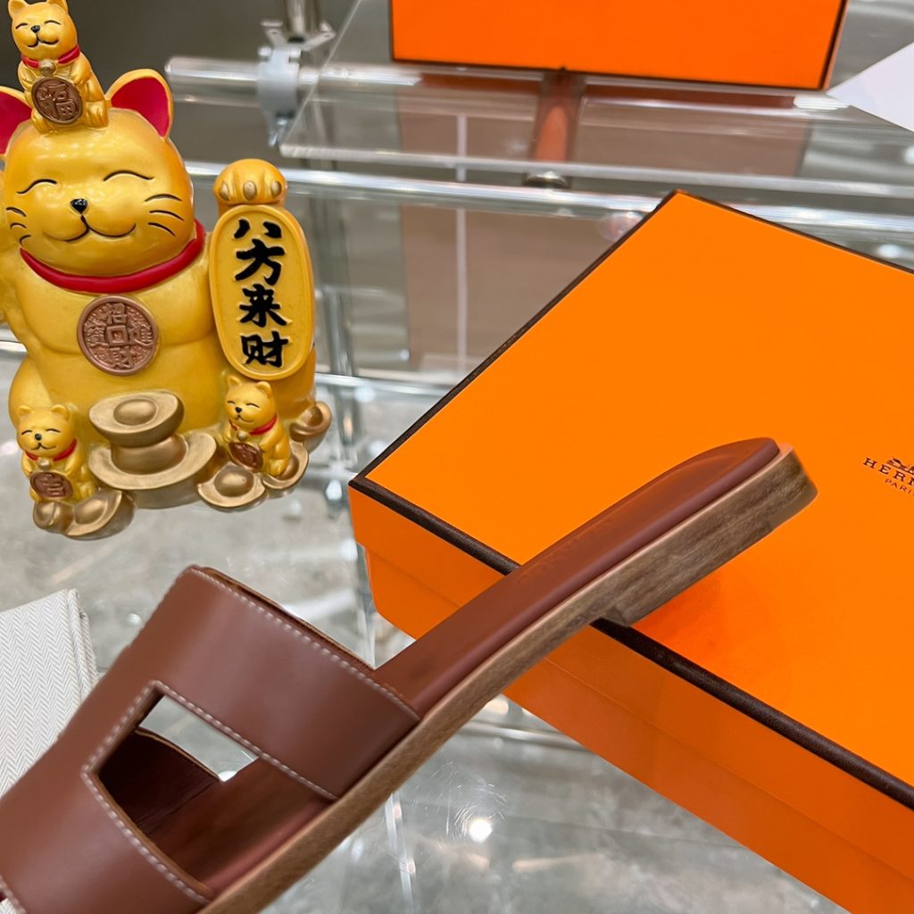 图片[9]-2023HERMES 纯进口意大利 Epsom皮 Oran凉鞋 最新配色，上脚更舒适，H有历史代表作品，永恒经典款H凉拖，居家出行两不误，此鞋款是您衣柜的点睛之笔，上脚颜值超高💃🏻💃🏻💃🏻鞋面材质💗：纯进口牛皮牛里鞋中底 💖: 纯进口牛皮包中底鞋底材质💗：零裂缝真皮中大底👑👑👑码数 💗：35-40全码-newbee