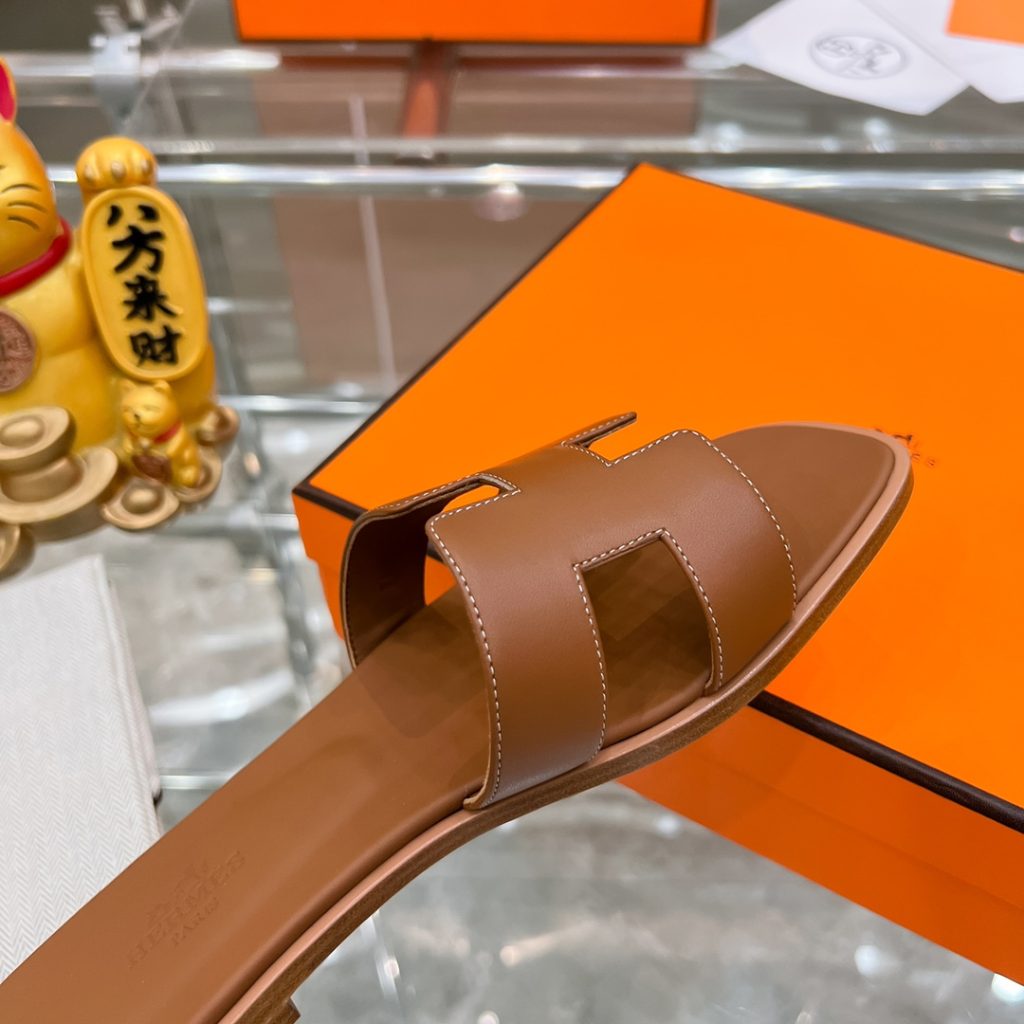图片[2]-2023HERMES 纯进口意大利 Epsom皮 Oran凉鞋 最新配色，上脚更舒适，H有历史代表作品，永恒经典款H凉拖，居家出行两不误，此鞋款是您衣柜的点睛之笔，上脚颜值超高💃🏻💃🏻💃🏻鞋面材质💗：纯进口牛皮牛里鞋中底 💖: 纯进口牛皮包中底鞋底材质💗：零裂缝真皮中大底👑👑👑码数 💗：35-40全码-newbee