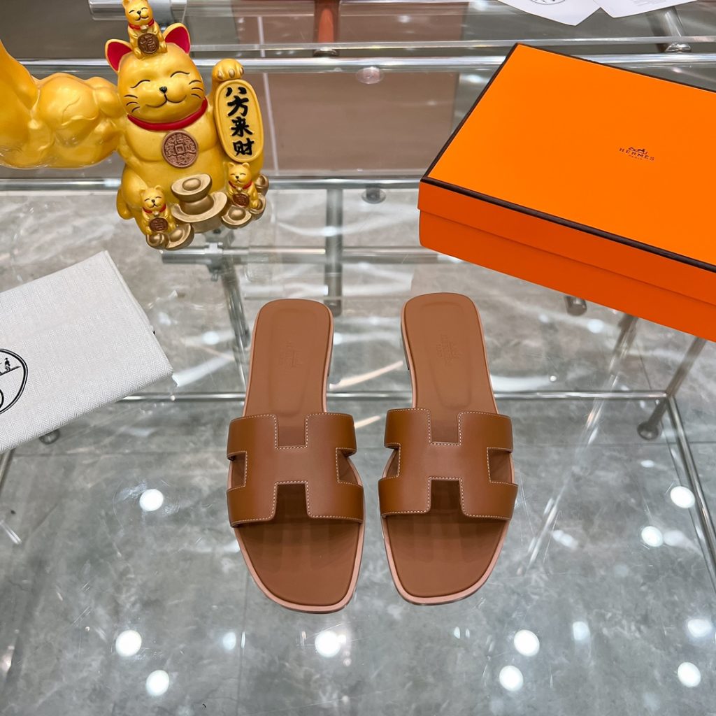 2023HERMES 纯进口意大利 Epsom皮 Oran凉鞋 最新配色，上脚更舒适，H有历史代表作品，永恒经典款H凉拖，居家出行两不误，此鞋款是您衣柜的点睛之笔，上脚颜值超高💃🏻💃🏻💃🏻鞋面材质💗：纯进口牛皮牛里鞋中底 💖: 纯进口牛皮包中底鞋底材质💗：零裂缝真皮中大底👑👑👑码数 💗：35-40全码-newbee
