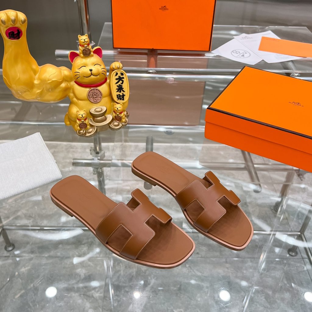 图片[3]-2023HERMES 纯进口意大利 Epsom皮 Oran凉鞋 最新配色，上脚更舒适，H有历史代表作品，永恒经典款H凉拖，居家出行两不误，此鞋款是您衣柜的点睛之笔，上脚颜值超高💃🏻💃🏻💃🏻鞋面材质💗：纯进口牛皮牛里鞋中底 💖: 纯进口牛皮包中底鞋底材质💗：零裂缝真皮中大底👑👑👑码数 💗：35-40全码-newbee