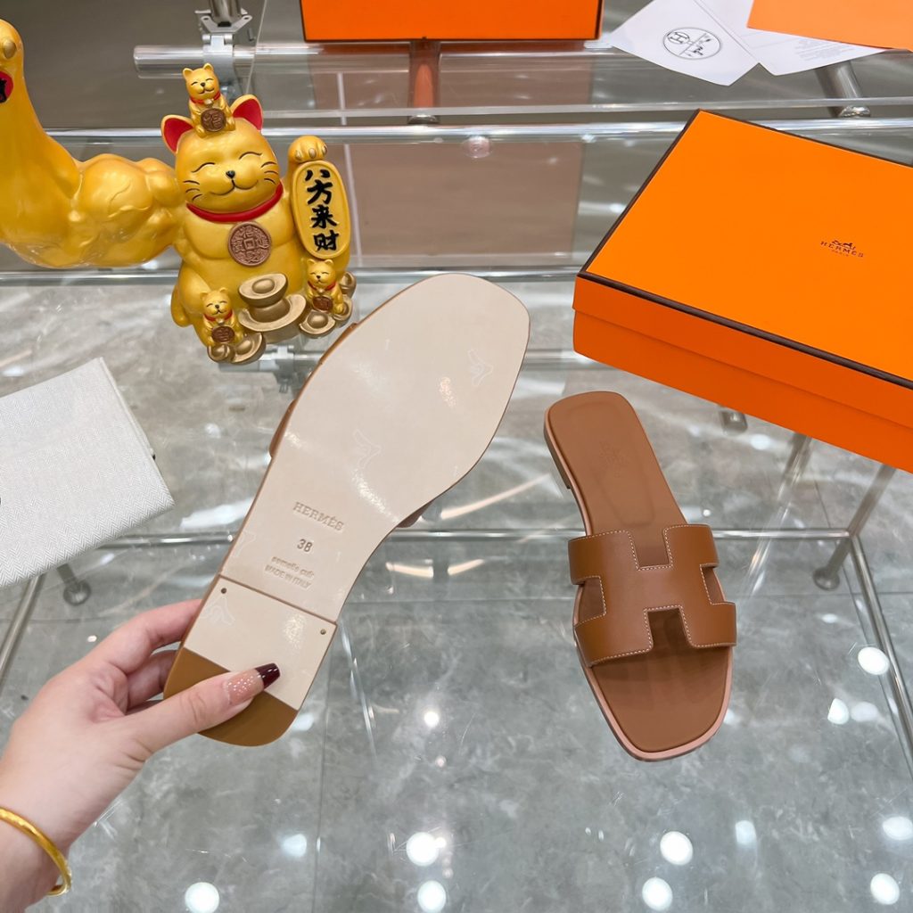 图片[4]-2023HERMES 纯进口意大利 Epsom皮 Oran凉鞋 最新配色，上脚更舒适，H有历史代表作品，永恒经典款H凉拖，居家出行两不误，此鞋款是您衣柜的点睛之笔，上脚颜值超高💃🏻💃🏻💃🏻鞋面材质💗：纯进口牛皮牛里鞋中底 💖: 纯进口牛皮包中底鞋底材质💗：零裂缝真皮中大底👑👑👑码数 💗：35-40全码-newbee