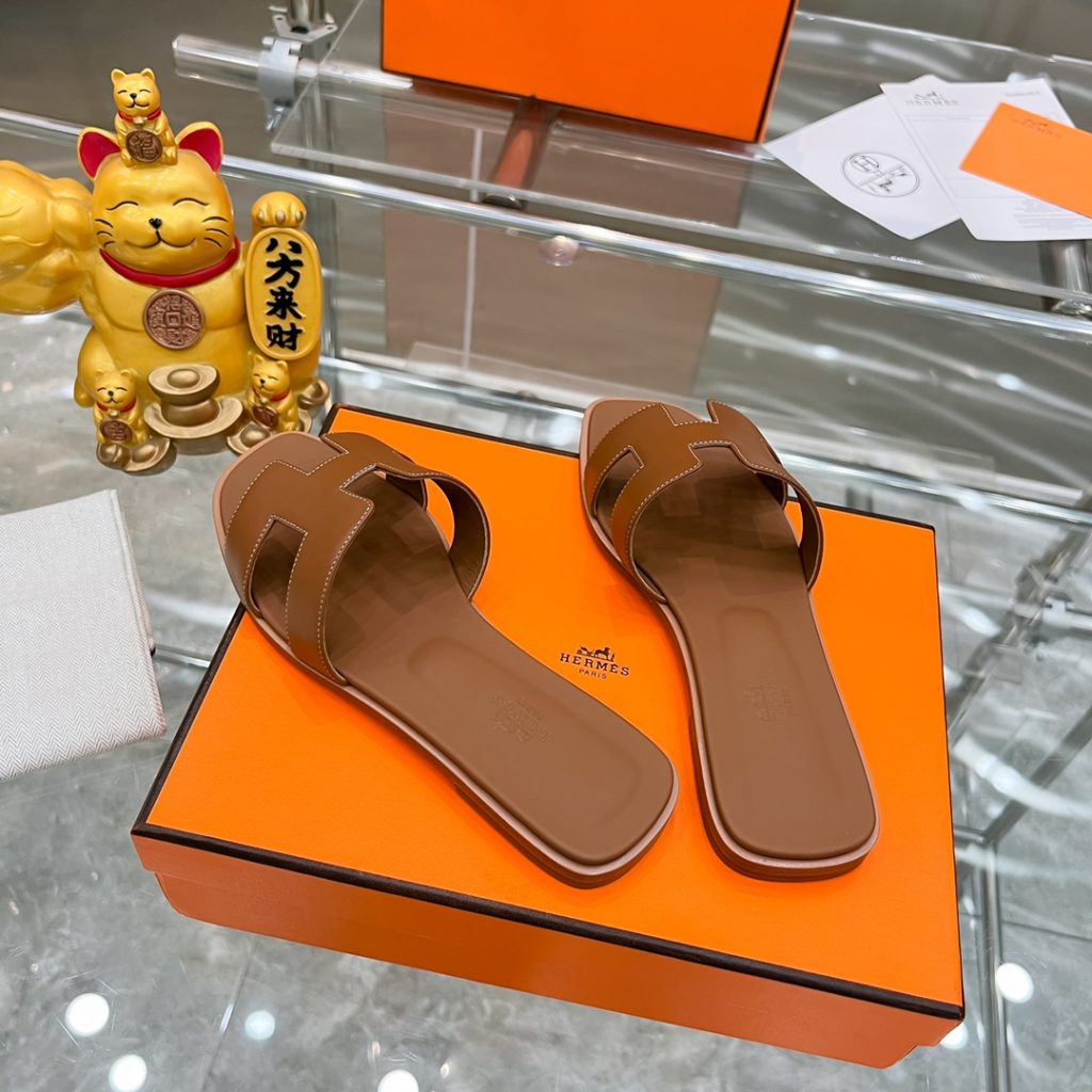 图片[5]-2023HERMES 纯进口意大利 Epsom皮 Oran凉鞋 最新配色，上脚更舒适，H有历史代表作品，永恒经典款H凉拖，居家出行两不误，此鞋款是您衣柜的点睛之笔，上脚颜值超高💃🏻💃🏻💃🏻鞋面材质💗：纯进口牛皮牛里鞋中底 💖: 纯进口牛皮包中底鞋底材质💗：零裂缝真皮中大底👑👑👑码数 💗：35-40全码-newbee