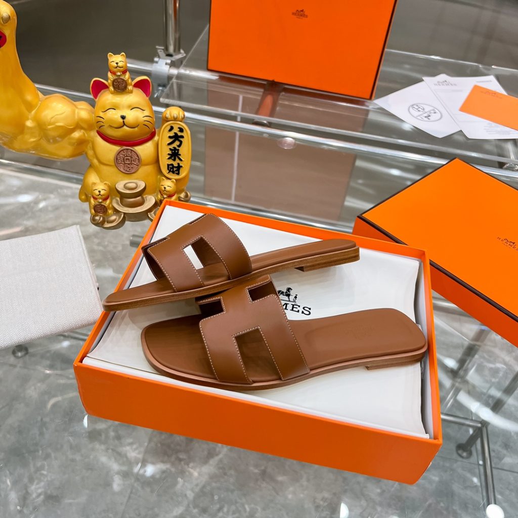 图片[6]-2023HERMES 纯进口意大利 Epsom皮 Oran凉鞋 最新配色，上脚更舒适，H有历史代表作品，永恒经典款H凉拖，居家出行两不误，此鞋款是您衣柜的点睛之笔，上脚颜值超高💃🏻💃🏻💃🏻鞋面材质💗：纯进口牛皮牛里鞋中底 💖: 纯进口牛皮包中底鞋底材质💗：零裂缝真皮中大底👑👑👑码数 💗：35-40全码-newbee