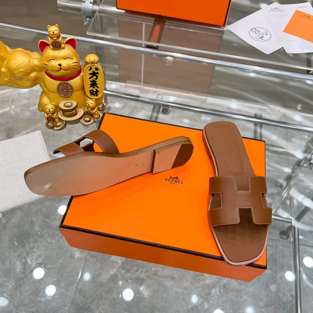 图片[7]-2023HERMES 纯进口意大利 Epsom皮 Oran凉鞋 最新配色，上脚更舒适，H有历史代表作品，永恒经典款H凉拖，居家出行两不误，此鞋款是您衣柜的点睛之笔，上脚颜值超高💃🏻💃🏻💃🏻鞋面材质💗：纯进口牛皮牛里鞋中底 💖: 纯进口牛皮包中底鞋底材质💗：零裂缝真皮中大底👑👑👑码数 💗：35-40全码-newbee