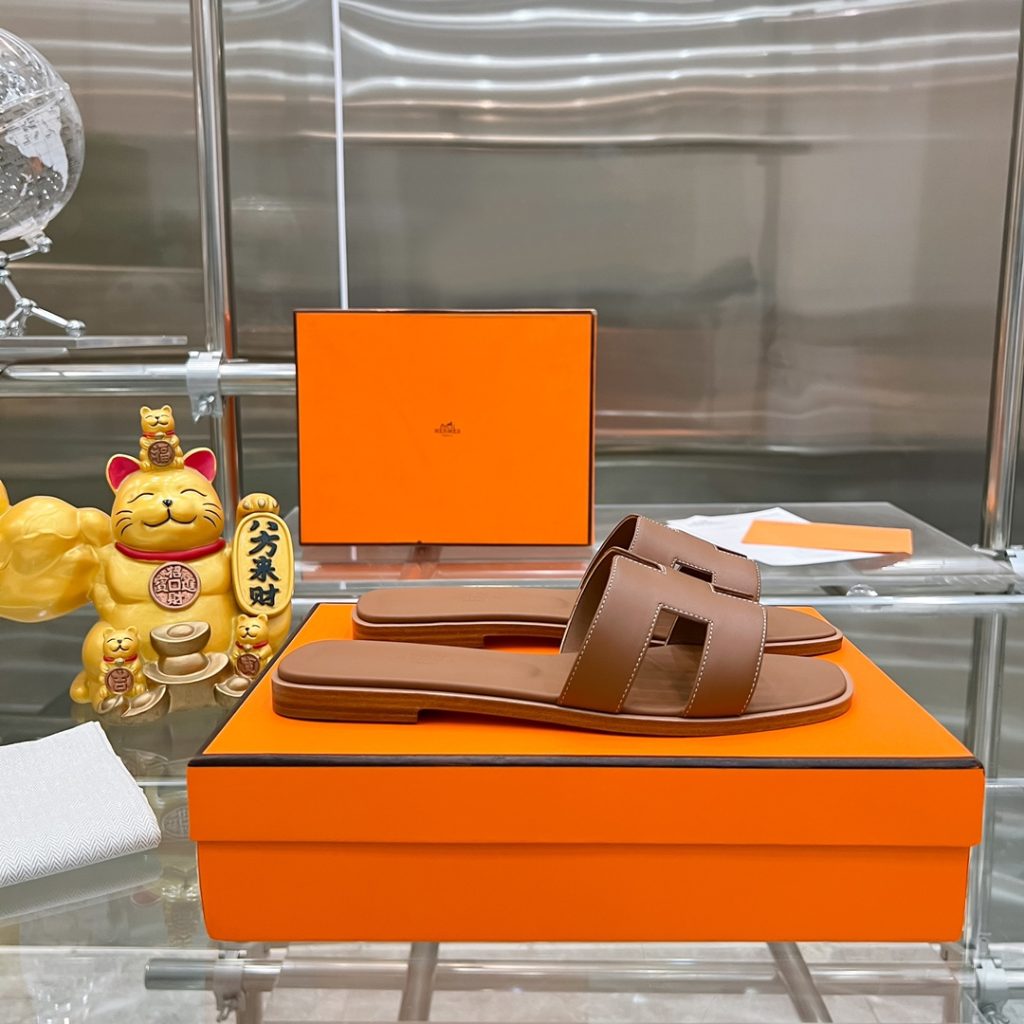 图片[8]-2023HERMES 纯进口意大利 Epsom皮 Oran凉鞋 最新配色，上脚更舒适，H有历史代表作品，永恒经典款H凉拖，居家出行两不误，此鞋款是您衣柜的点睛之笔，上脚颜值超高💃🏻💃🏻💃🏻鞋面材质💗：纯进口牛皮牛里鞋中底 💖: 纯进口牛皮包中底鞋底材质💗：零裂缝真皮中大底👑👑👑码数 💗：35-40全码-newbee