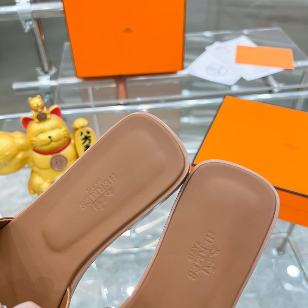 图片[9]-2023HERMES 纯进口意大利 Epsom皮 Oran凉鞋 最新配色，上脚更舒适，H有历史代表作品，永恒经典款H凉拖，居家出行两不误，此鞋款是您衣柜的点睛之笔，上脚颜值超高💃🏻💃🏻💃🏻鞋面材质💗：纯进口牛皮牛里鞋中底 💖: 纯进口牛皮包中底鞋底材质💗：零裂缝真皮中大底👑👑👑码数 💗：35-40全码-newbee