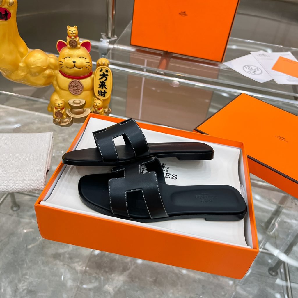 图片[2]-2023HERMES 纯进口意大利 Epsom皮 Oran凉鞋 最新配色，上脚更舒适，H有历史代表作品，永恒经典款H凉拖，居家出行两不误，此鞋款是您衣柜的点睛之笔，上脚颜值超高💃🏻💃🏻💃🏻鞋面材质💗：纯进口牛皮牛里鞋中底 💖: 纯进口牛皮包中底鞋底材质💗：零裂缝真皮中大底👑👑👑码数 💗：35-40全码-newbee