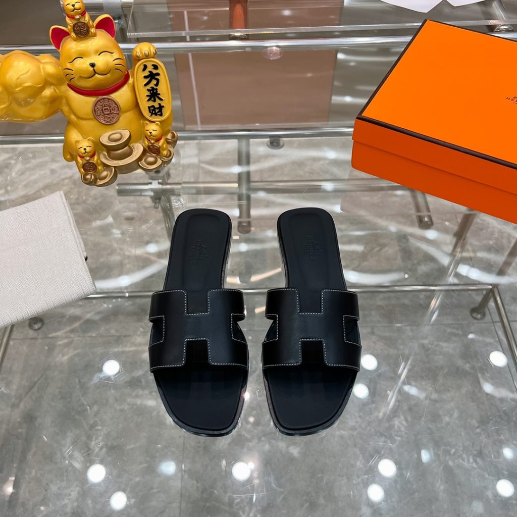 2023HERMES 纯进口意大利 Epsom皮 Oran凉鞋 最新配色，上脚更舒适，H有历史代表作品，永恒经典款H凉拖，居家出行两不误，此鞋款是您衣柜的点睛之笔，上脚颜值超高💃🏻💃🏻💃🏻鞋面材质💗：纯进口牛皮牛里鞋中底 💖: 纯进口牛皮包中底鞋底材质💗：零裂缝真皮中大底👑👑👑码数 💗：35-40全码-newbee