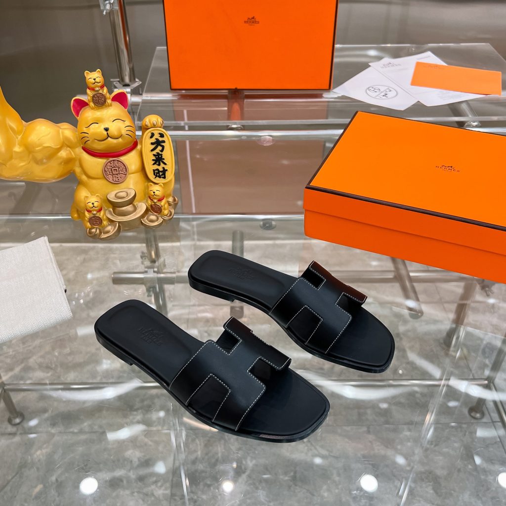 图片[3]-2023HERMES 纯进口意大利 Epsom皮 Oran凉鞋 最新配色，上脚更舒适，H有历史代表作品，永恒经典款H凉拖，居家出行两不误，此鞋款是您衣柜的点睛之笔，上脚颜值超高💃🏻💃🏻💃🏻鞋面材质💗：纯进口牛皮牛里鞋中底 💖: 纯进口牛皮包中底鞋底材质💗：零裂缝真皮中大底👑👑👑码数 💗：35-40全码-newbee