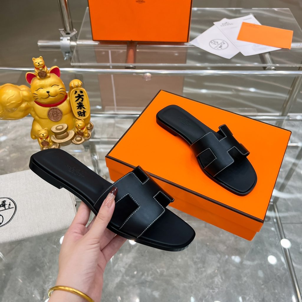图片[4]-2023HERMES 纯进口意大利 Epsom皮 Oran凉鞋 最新配色，上脚更舒适，H有历史代表作品，永恒经典款H凉拖，居家出行两不误，此鞋款是您衣柜的点睛之笔，上脚颜值超高💃🏻💃🏻💃🏻鞋面材质💗：纯进口牛皮牛里鞋中底 💖: 纯进口牛皮包中底鞋底材质💗：零裂缝真皮中大底👑👑👑码数 💗：35-40全码-newbee