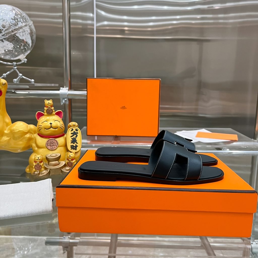 图片[5]-2023HERMES 纯进口意大利 Epsom皮 Oran凉鞋 最新配色，上脚更舒适，H有历史代表作品，永恒经典款H凉拖，居家出行两不误，此鞋款是您衣柜的点睛之笔，上脚颜值超高💃🏻💃🏻💃🏻鞋面材质💗：纯进口牛皮牛里鞋中底 💖: 纯进口牛皮包中底鞋底材质💗：零裂缝真皮中大底👑👑👑码数 💗：35-40全码-newbee