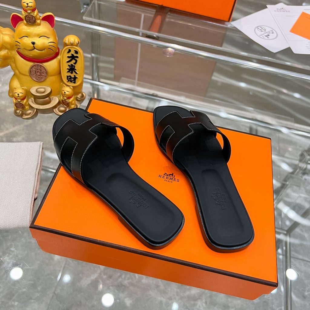 图片[6]-2023HERMES 纯进口意大利 Epsom皮 Oran凉鞋 最新配色，上脚更舒适，H有历史代表作品，永恒经典款H凉拖，居家出行两不误，此鞋款是您衣柜的点睛之笔，上脚颜值超高💃🏻💃🏻💃🏻鞋面材质💗：纯进口牛皮牛里鞋中底 💖: 纯进口牛皮包中底鞋底材质💗：零裂缝真皮中大底👑👑👑码数 💗：35-40全码-newbee