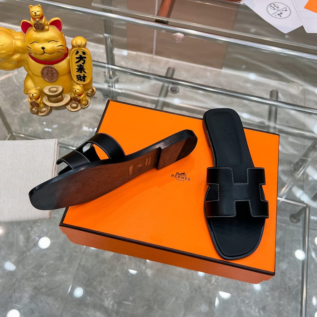 图片[7]-2023HERMES 纯进口意大利 Epsom皮 Oran凉鞋 最新配色，上脚更舒适，H有历史代表作品，永恒经典款H凉拖，居家出行两不误，此鞋款是您衣柜的点睛之笔，上脚颜值超高💃🏻💃🏻💃🏻鞋面材质💗：纯进口牛皮牛里鞋中底 💖: 纯进口牛皮包中底鞋底材质💗：零裂缝真皮中大底👑👑👑码数 💗：35-40全码-newbee