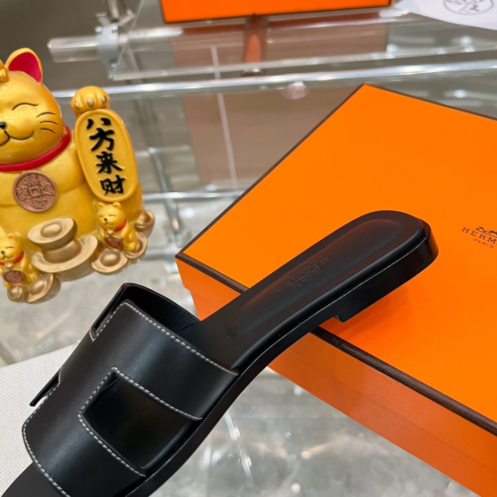 图片[8]-2023HERMES 纯进口意大利 Epsom皮 Oran凉鞋 最新配色，上脚更舒适，H有历史代表作品，永恒经典款H凉拖，居家出行两不误，此鞋款是您衣柜的点睛之笔，上脚颜值超高💃🏻💃🏻💃🏻鞋面材质💗：纯进口牛皮牛里鞋中底 💖: 纯进口牛皮包中底鞋底材质💗：零裂缝真皮中大底👑👑👑码数 💗：35-40全码-newbee