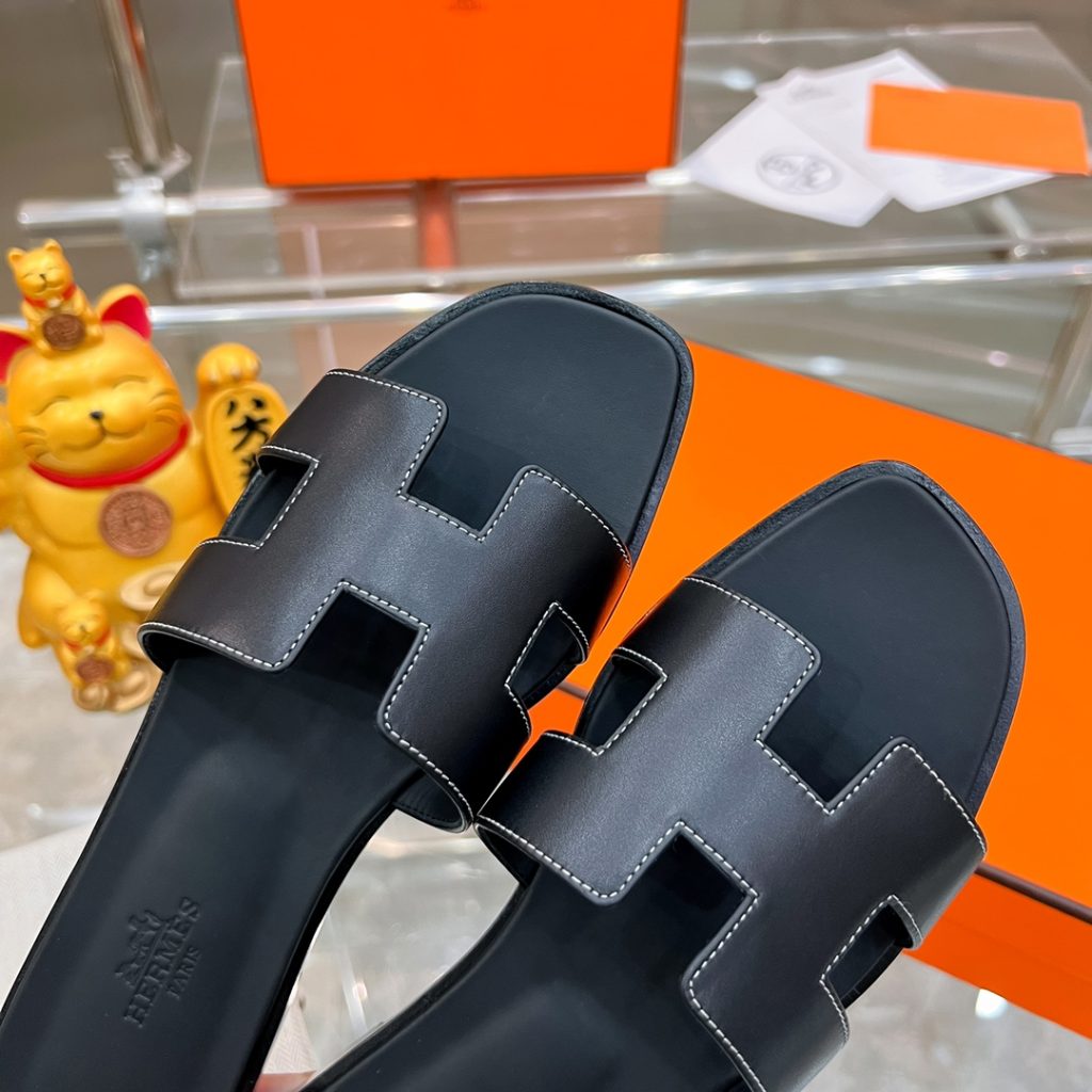 图片[9]-2023HERMES 纯进口意大利 Epsom皮 Oran凉鞋 最新配色，上脚更舒适，H有历史代表作品，永恒经典款H凉拖，居家出行两不误，此鞋款是您衣柜的点睛之笔，上脚颜值超高💃🏻💃🏻💃🏻鞋面材质💗：纯进口牛皮牛里鞋中底 💖: 纯进口牛皮包中底鞋底材质💗：零裂缝真皮中大底👑👑👑码数 💗：35-40全码-newbee
