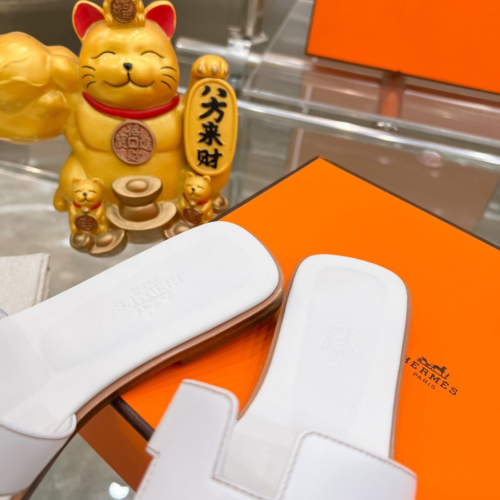 图片[2]-2023HERMES 纯进口意大利 Epsom皮 Oran凉鞋 最新配色，上脚更舒适，H有历史代表作品，永恒经典款H凉拖，居家出行两不误，此鞋款是您衣柜的点睛之笔，上脚颜值超高💃🏻💃🏻💃🏻鞋面材质💗：纯进口牛皮牛里鞋中底 💖: 纯进口牛皮包中底鞋底材质💗：零裂缝真皮中大底👑👑👑码数 💗：35-40全码-newbee
