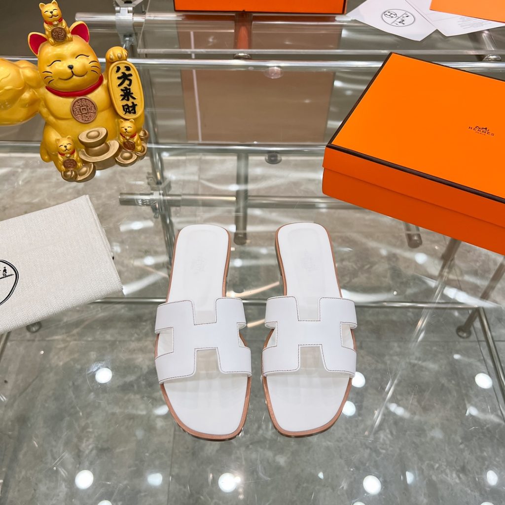 2023HERMES 纯进口意大利 Epsom皮 Oran凉鞋 最新配色，上脚更舒适，H有历史代表作品，永恒经典款H凉拖，居家出行两不误，此鞋款是您衣柜的点睛之笔，上脚颜值超高💃🏻💃🏻💃🏻鞋面材质💗：纯进口牛皮牛里鞋中底 💖: 纯进口牛皮包中底鞋底材质💗：零裂缝真皮中大底👑👑👑码数 💗：35-40全码-newbee