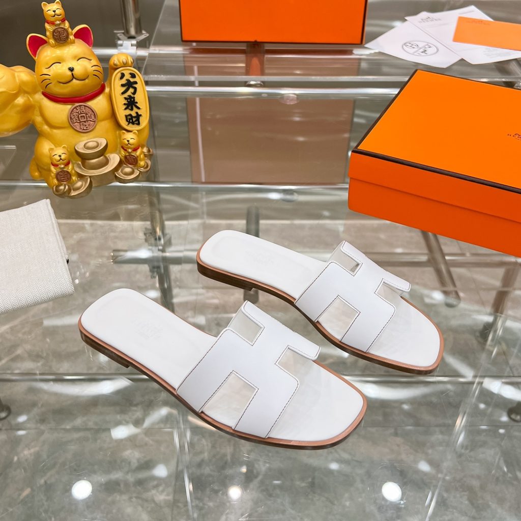 图片[3]-2023HERMES 纯进口意大利 Epsom皮 Oran凉鞋 最新配色，上脚更舒适，H有历史代表作品，永恒经典款H凉拖，居家出行两不误，此鞋款是您衣柜的点睛之笔，上脚颜值超高💃🏻💃🏻💃🏻鞋面材质💗：纯进口牛皮牛里鞋中底 💖: 纯进口牛皮包中底鞋底材质💗：零裂缝真皮中大底👑👑👑码数 💗：35-40全码-newbee