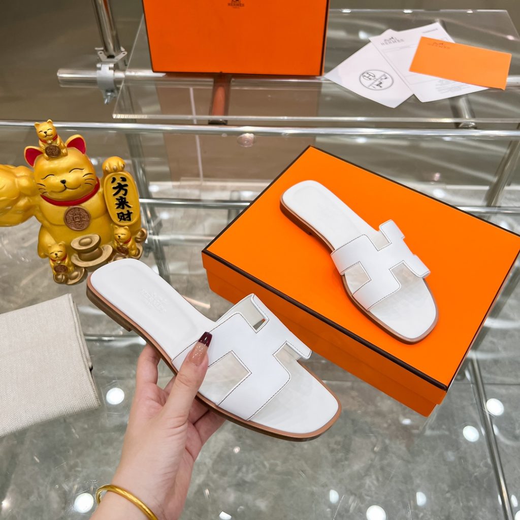 图片[4]-2023HERMES 纯进口意大利 Epsom皮 Oran凉鞋 最新配色，上脚更舒适，H有历史代表作品，永恒经典款H凉拖，居家出行两不误，此鞋款是您衣柜的点睛之笔，上脚颜值超高💃🏻💃🏻💃🏻鞋面材质💗：纯进口牛皮牛里鞋中底 💖: 纯进口牛皮包中底鞋底材质💗：零裂缝真皮中大底👑👑👑码数 💗：35-40全码-newbee