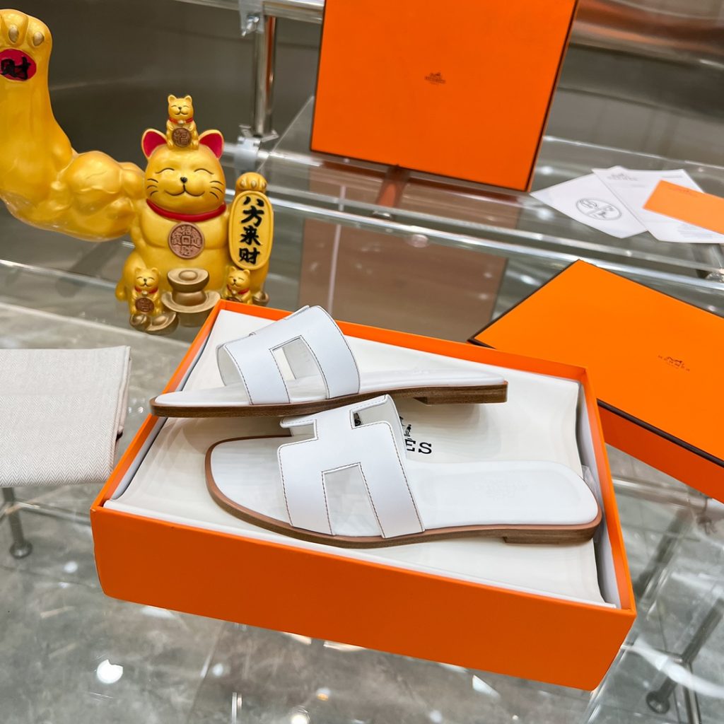 图片[5]-2023HERMES 纯进口意大利 Epsom皮 Oran凉鞋 最新配色，上脚更舒适，H有历史代表作品，永恒经典款H凉拖，居家出行两不误，此鞋款是您衣柜的点睛之笔，上脚颜值超高💃🏻💃🏻💃🏻鞋面材质💗：纯进口牛皮牛里鞋中底 💖: 纯进口牛皮包中底鞋底材质💗：零裂缝真皮中大底👑👑👑码数 💗：35-40全码-newbee