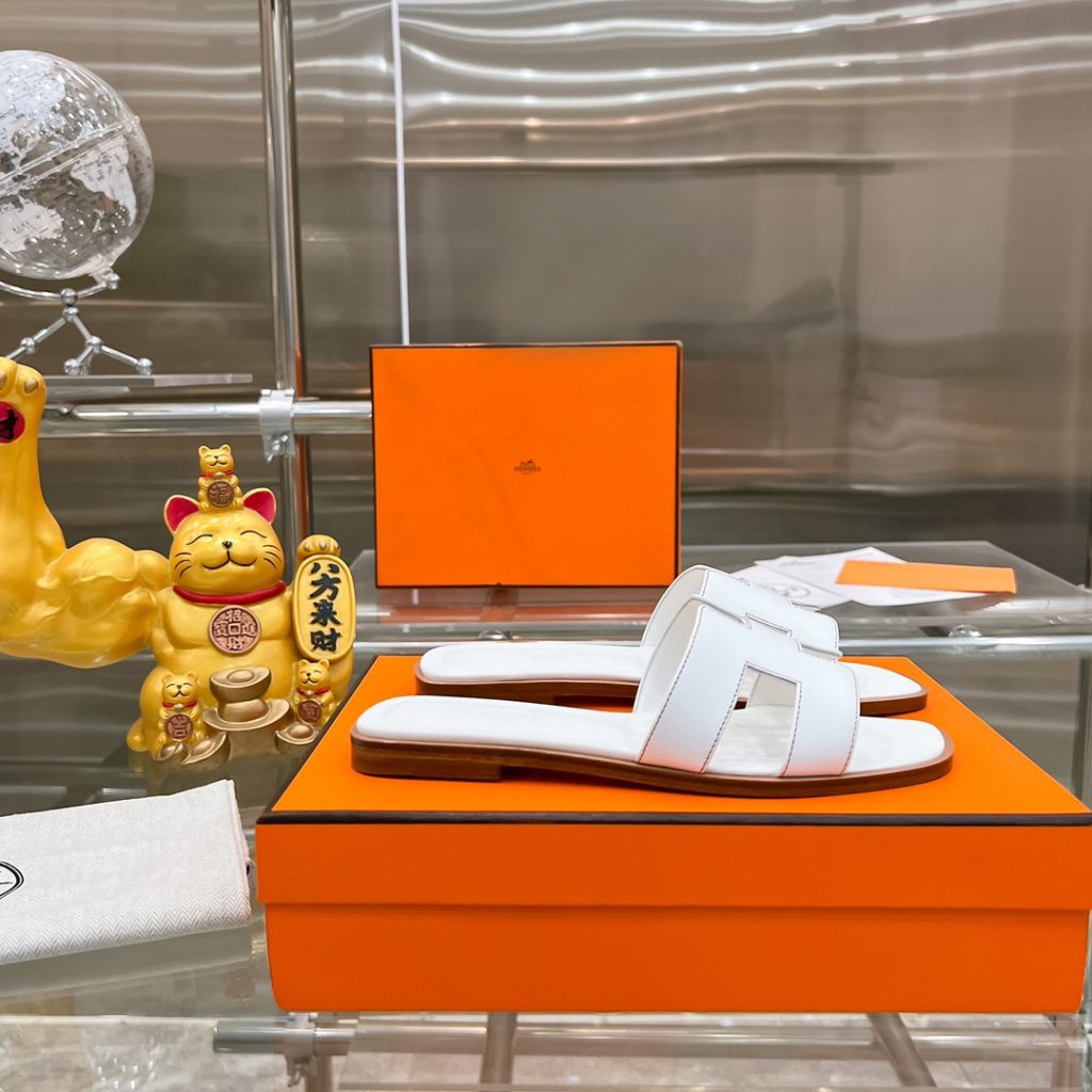 图片[6]-2023HERMES 纯进口意大利 Epsom皮 Oran凉鞋 最新配色，上脚更舒适，H有历史代表作品，永恒经典款H凉拖，居家出行两不误，此鞋款是您衣柜的点睛之笔，上脚颜值超高💃🏻💃🏻💃🏻鞋面材质💗：纯进口牛皮牛里鞋中底 💖: 纯进口牛皮包中底鞋底材质💗：零裂缝真皮中大底👑👑👑码数 💗：35-40全码-newbee